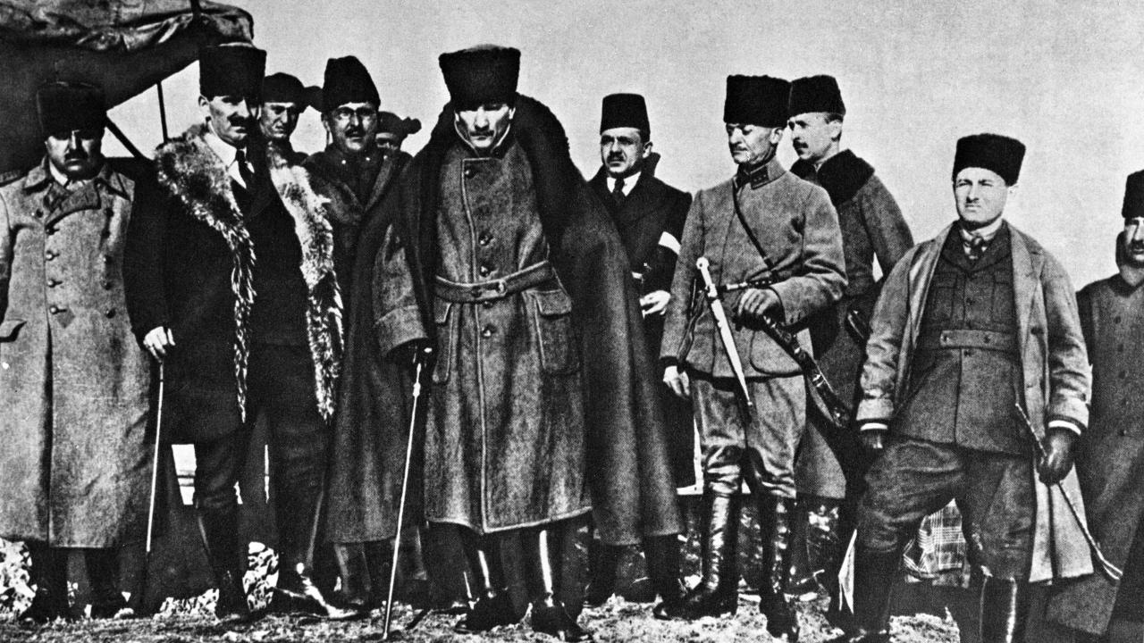 Mustafa Kemal incelemede