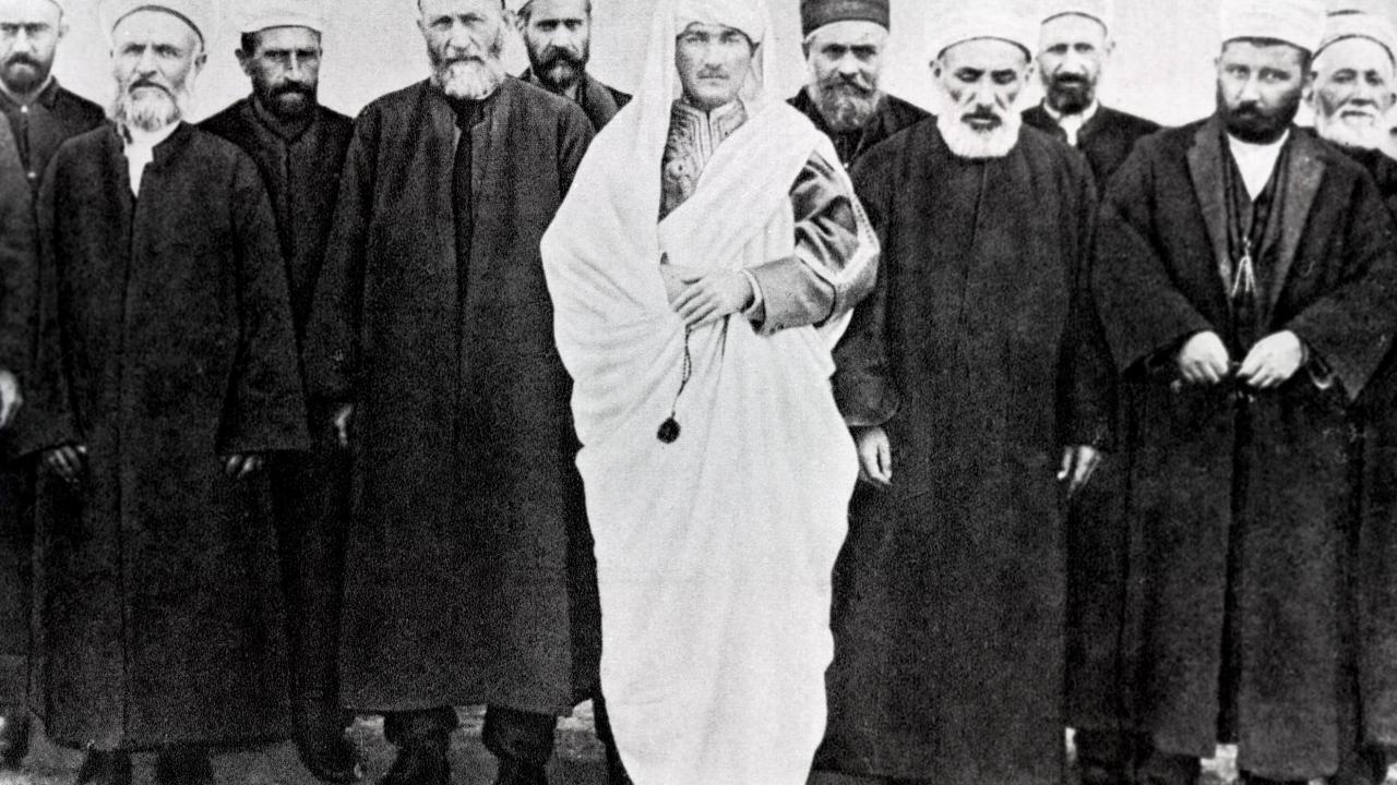Mustafa Kemal, Libya yerel kıyafeti ile Ankara`da din adamları arasında. 