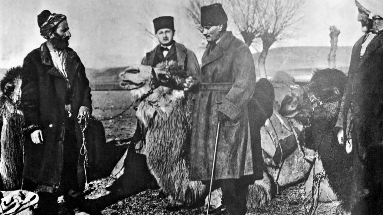 Mustafa Kemal (ortada kalpaklı), Ankara Gölbaşı`nda, cepheye yiyecek götüren devecilerle sohbet ederken