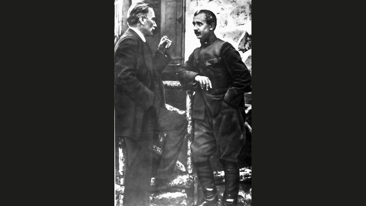 Mustafa Kemal, 2. İnönü Savaşı sonrası Garp Cephesi Komutanı İsmet İnönü ile Çankaya Köşkü`nde.