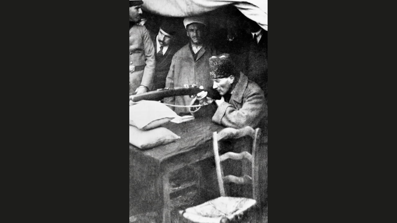 Başkomutan Mustafa Kemal, Büyük Taarruz öncesi subay adayları talimgahında tüfekle atış yaptı