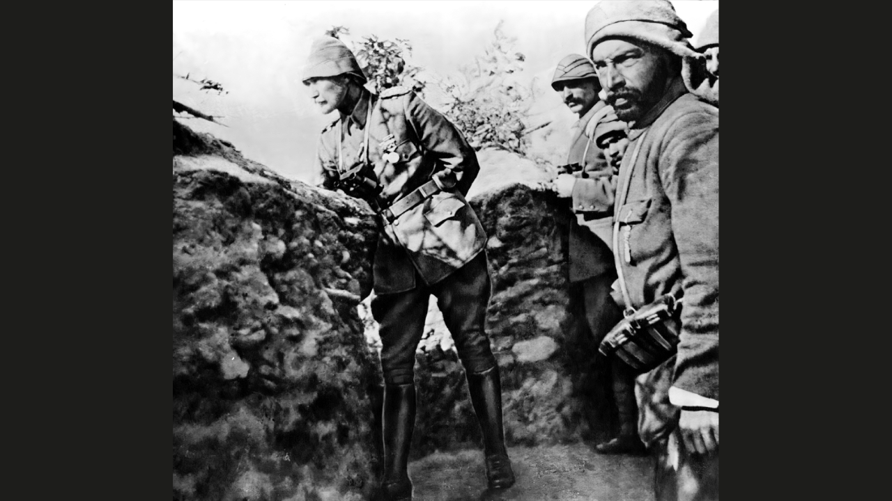 Mustafa Kemal Çanakkale`de siperde