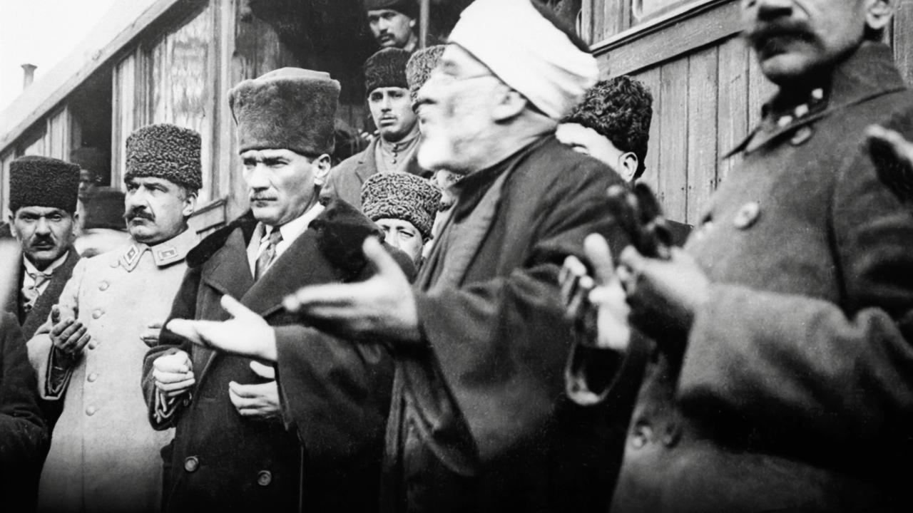 Mustafa Kemal Atatürk dua ederken