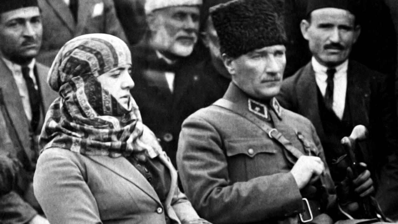 Mustafa Kemal Atatürk eşi Latife Hanım ile birlikte Mersin Millet Bahçesi`nde yurttaşların arasında