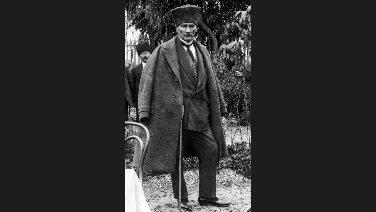 Mustafa Kemal Atatürk, Tarsus Şelale Bahçesi`nde. 