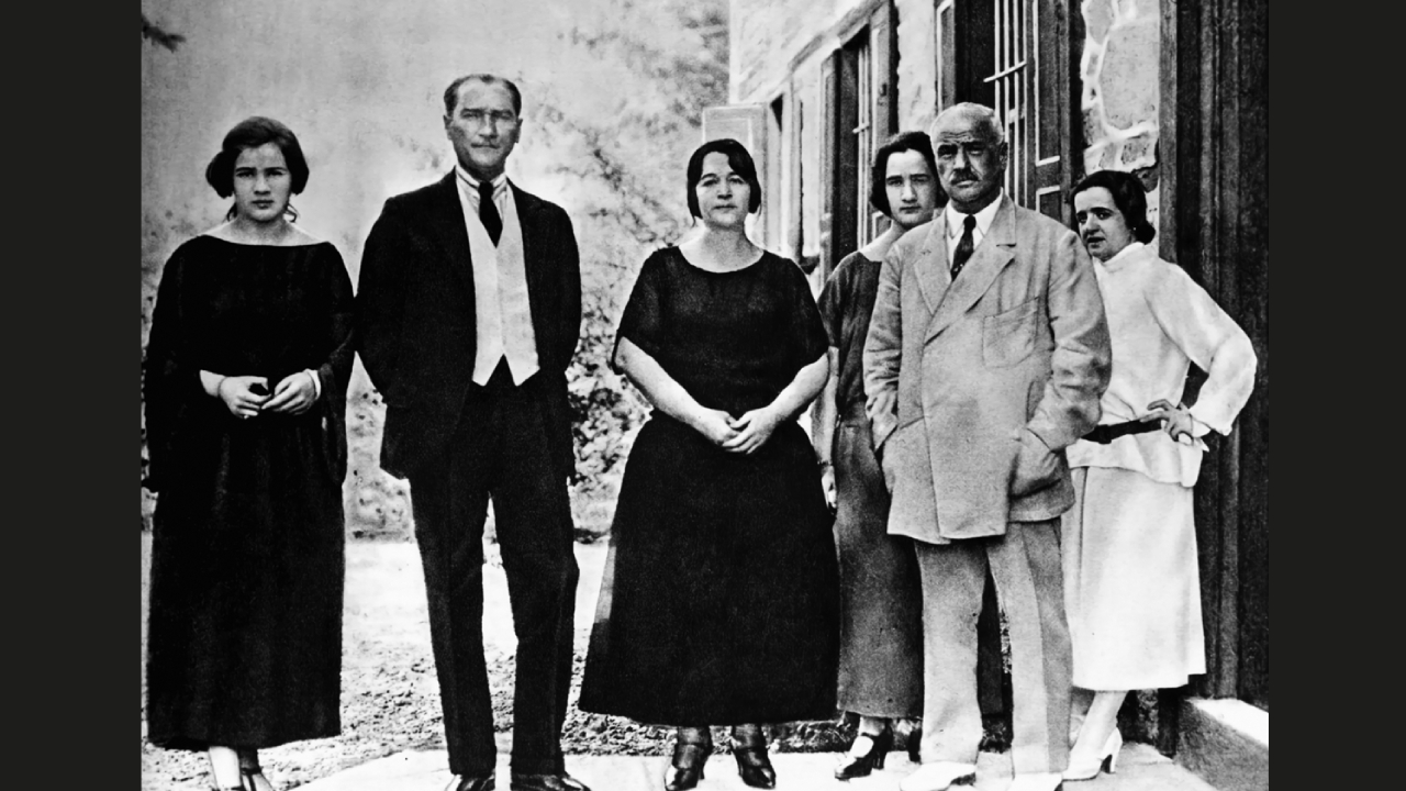 Cumhurbaşkanı Atatürk Latife Hanım`ın ailesi ile birlikte