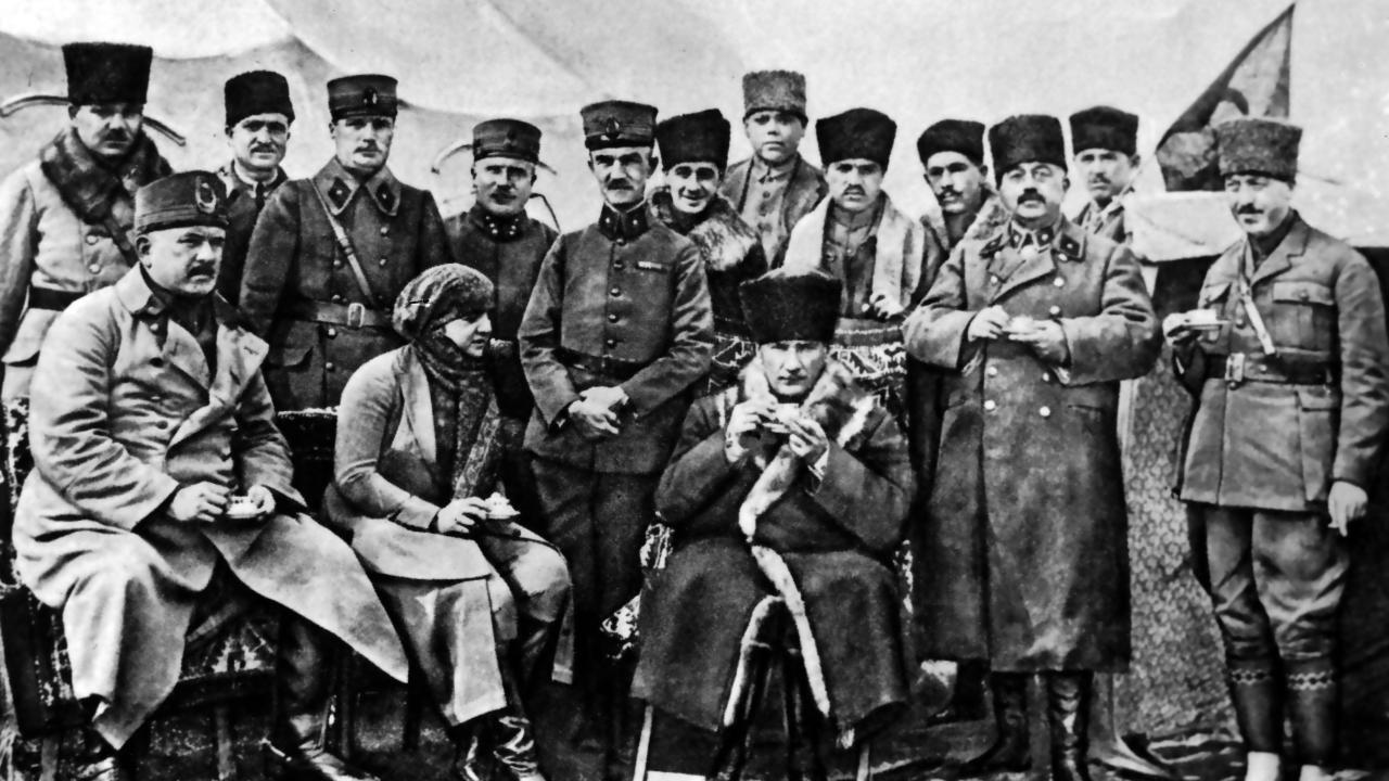 Başkomutan Mustafa Kemal Ergama Köyü`nde mola sırasında