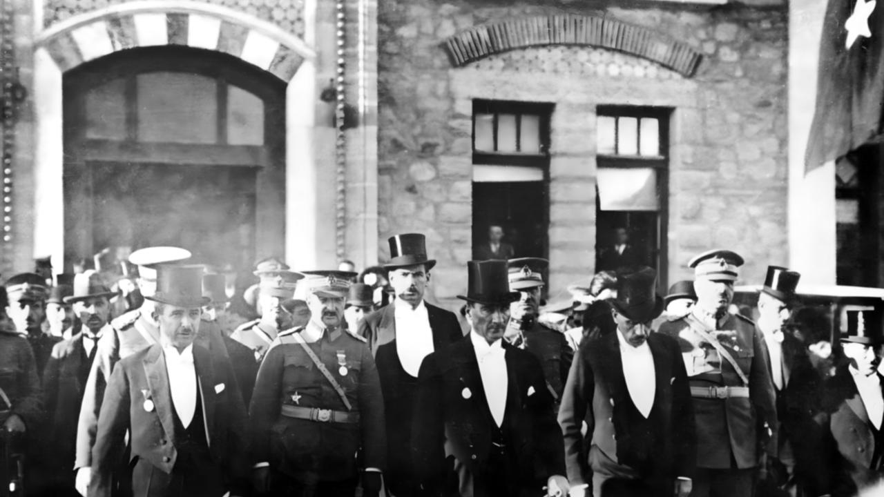 Cumhurbaşkanı Atatürk Cumhuriyet Bayramı Kutlamaları için TBMM`den ayrılırken