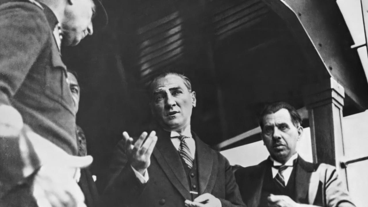 Cumhurbaşkanı Mustafa Kemal Atatürk, İzmit`te trende. TBMM Başkanı Kazım Özalp ile birlikte