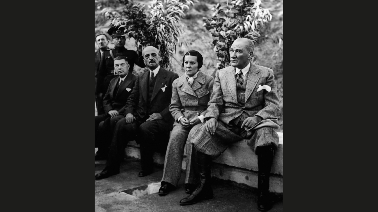 Cumhurbaşkanı Atatürk Pilot Sabiha Gökçen diğer yetkililerle birlikte