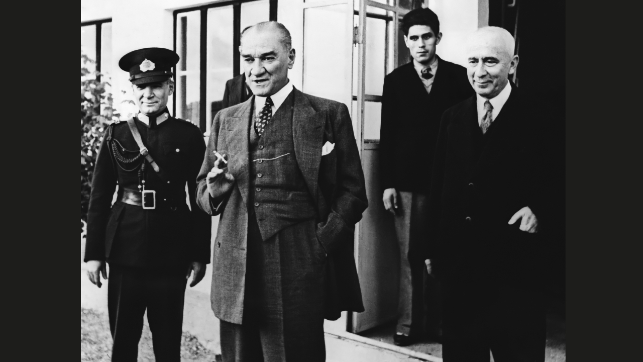 Cumhurbaşkanı Atatürk Yeşilköy`de havacılık çalışmalarını incelerken