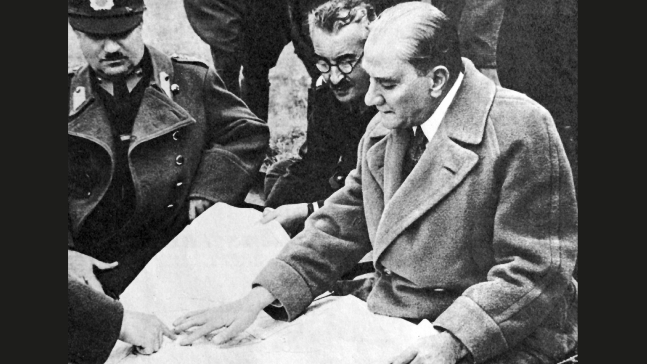 Cumhurbaşkanı Atatürk Çanakkale`de askeri tatbikatta