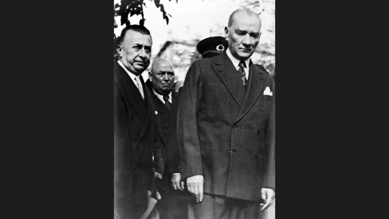 Cumhurbaşkanı Atatürk Çankaya muhafız alayında denetleme yaparken