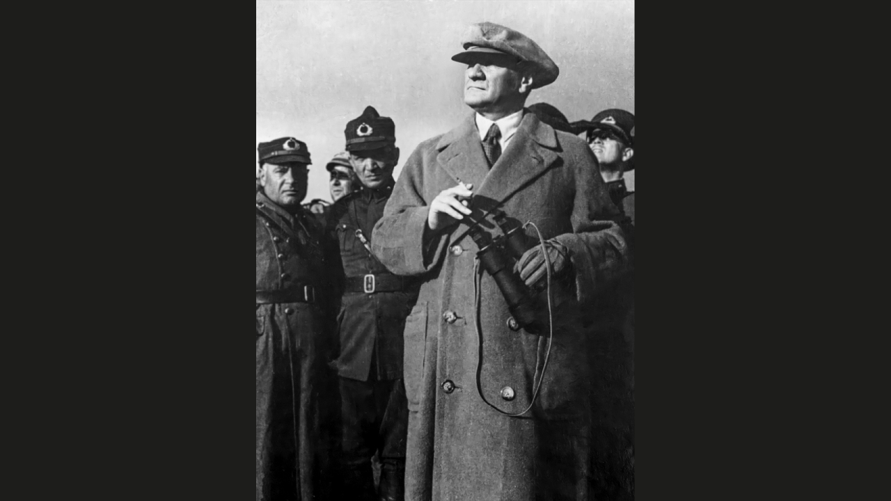 Cumhurbaşkanı Mustafa Kemal Atatürk askeri tatbikatta