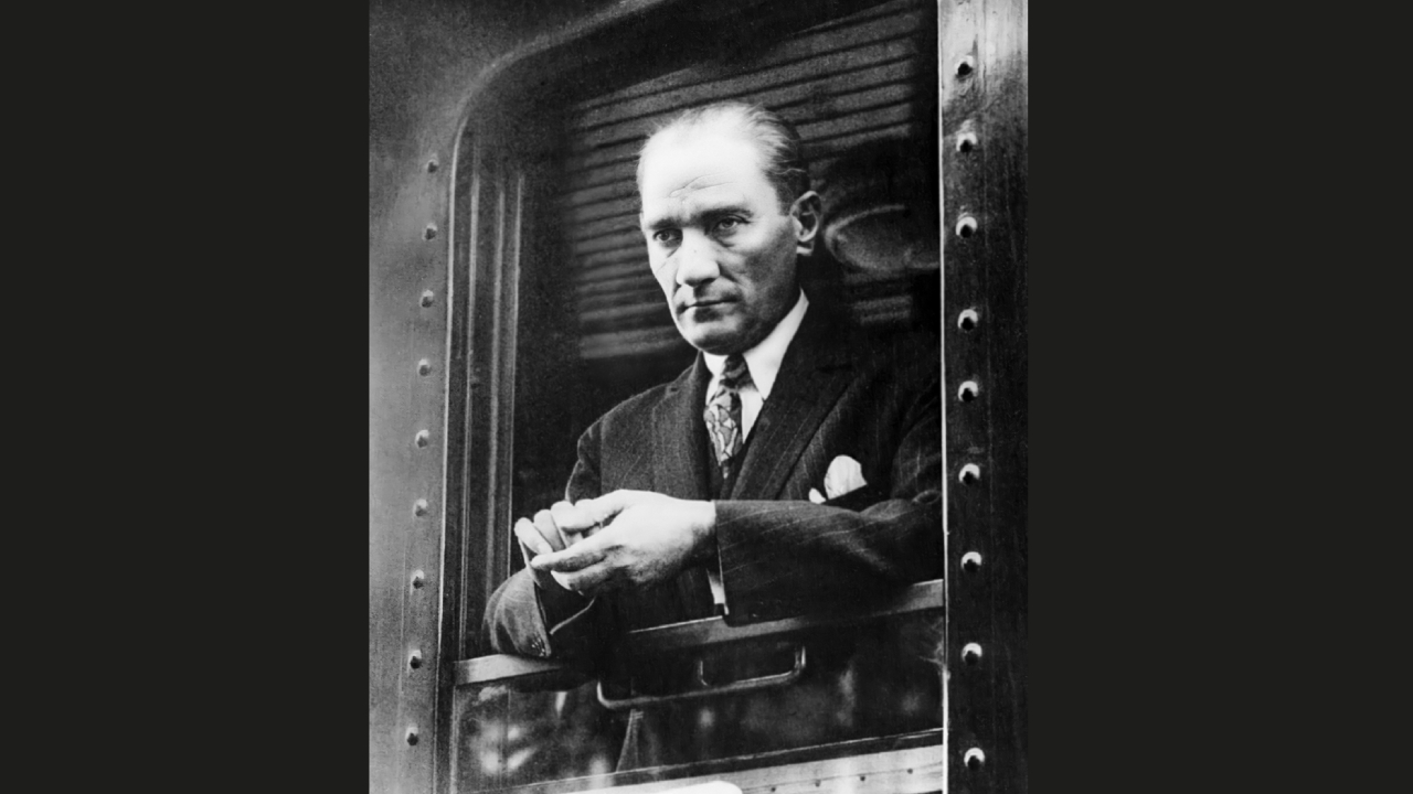 Cumhurbaşkanı Atatürk tren penceresinde