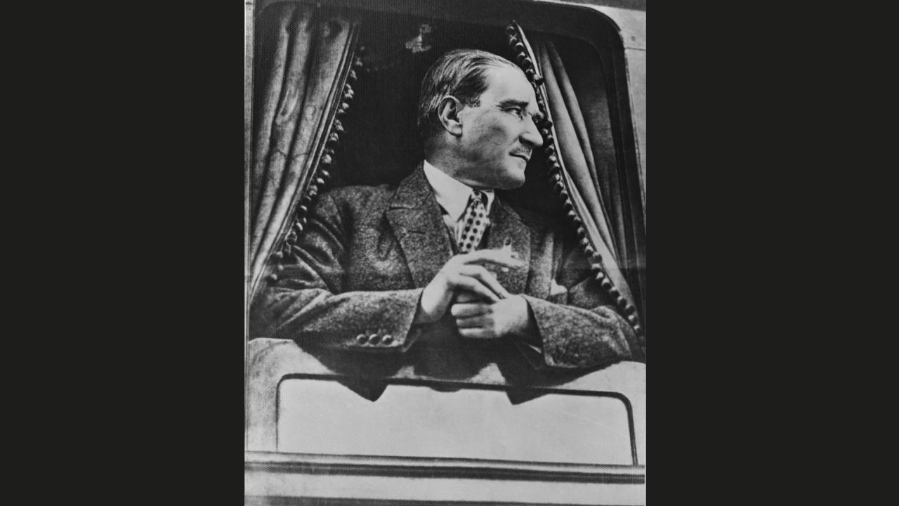 Cumhurbaşkanı Atatürk tren penceresinde
