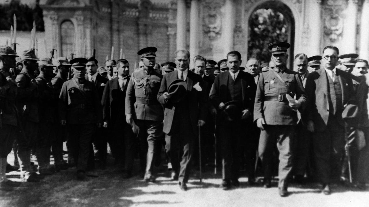 Cumhurbaşkanı Atatürk Dolmabahçe Sarayı`na gelişinde törenle karşılandı