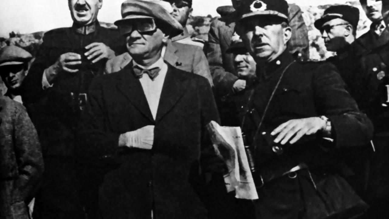 Cumhurbaşkanı Atatürk 2. Ordu askeri tatbikatını izledi