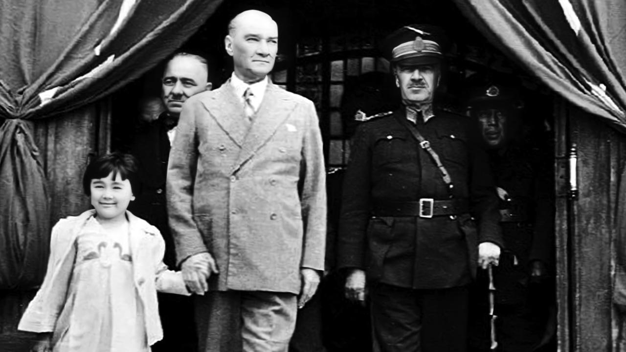 Cumhurbaşkanı Atatürk Mareşal Fevzi Çakmak ve manevi kızı Ülkü ile