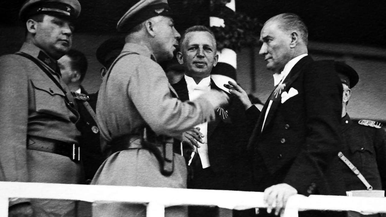 Cumhurbaşkanı Atatürk Cumhuriyet Bayramı`nın 10. yıl dönümü kutlamalarında