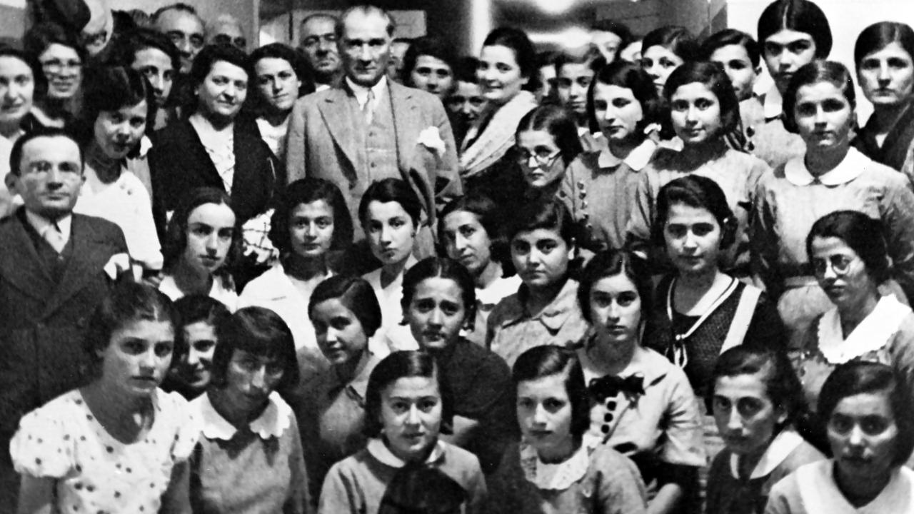Cumhurbaşkanı Atatürk Ankara Kız Lisesini ziyaretinde