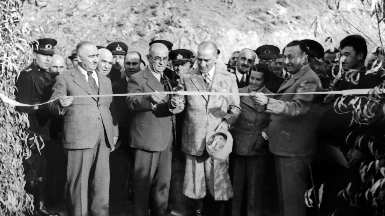 Cumhurbaşkanı Atatürk Tunceli`de Singeç Köprüsü`nün açılışında