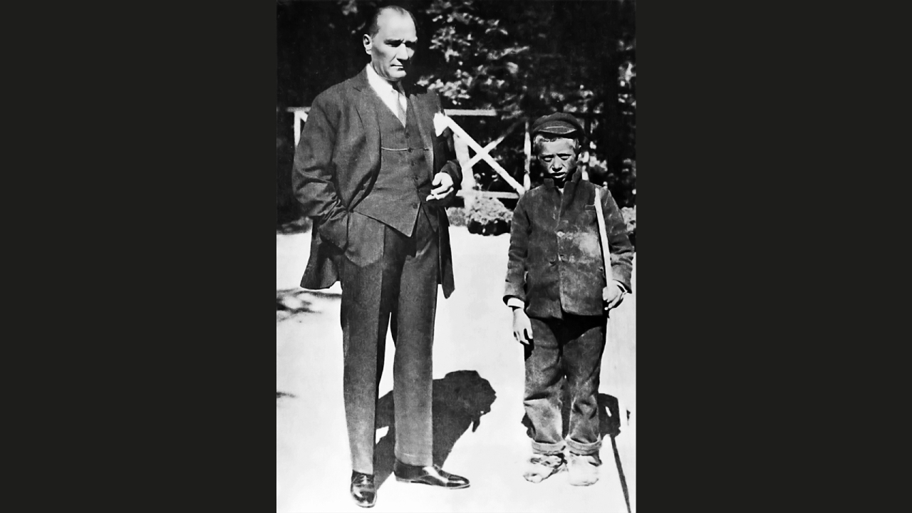 Cumhurbaşkanı Mustafa Kemal Atatürk, Yalova`da okumak isteyen çoban Mustafa ile birlikte