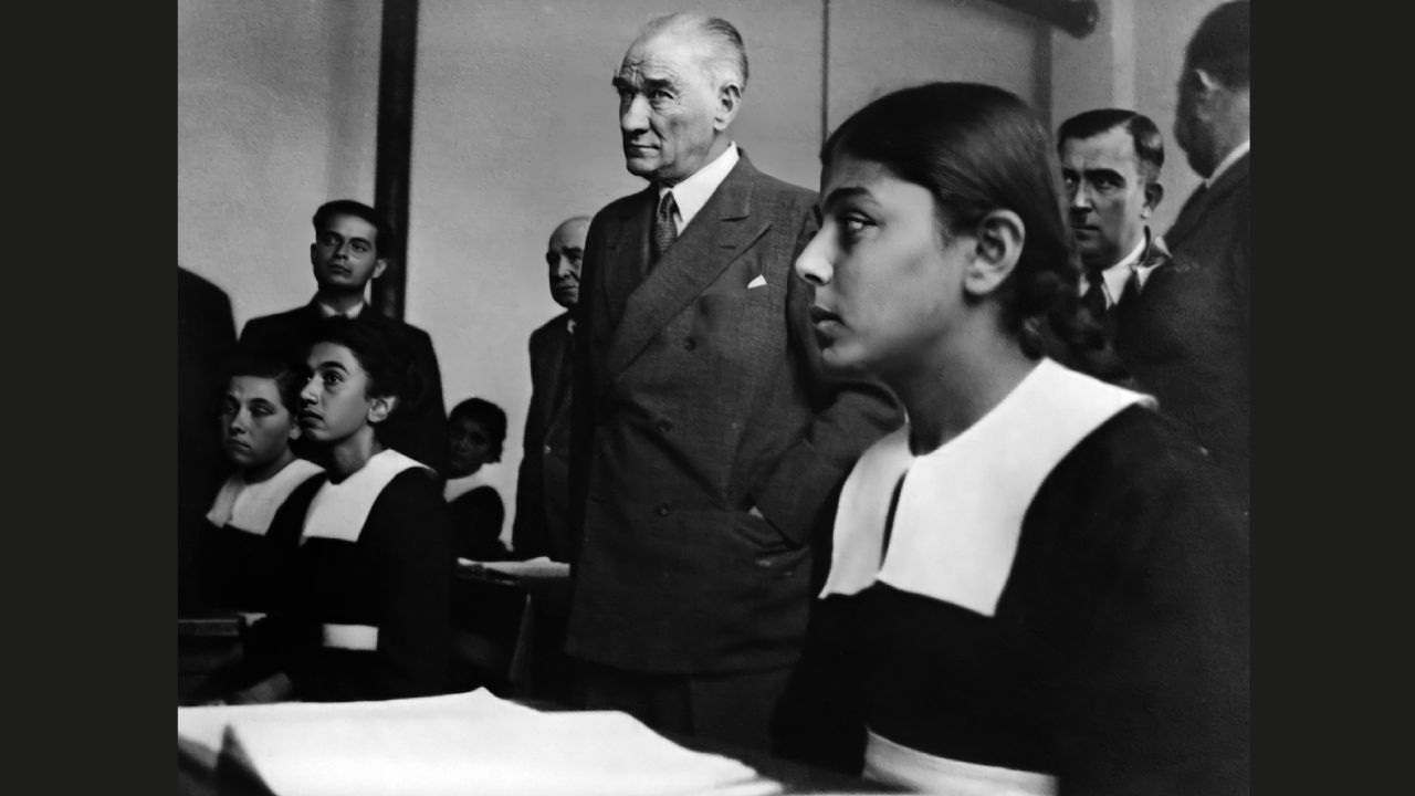 Cumhurbaşkanı Atatürk Adana Kız Enstitüsü`nde