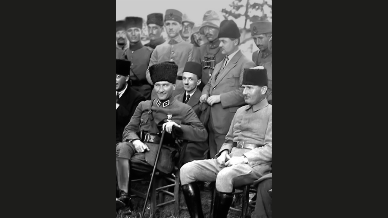 Mareşal Mustafa Kemal İstanbullu gazetecilerle birlikte
