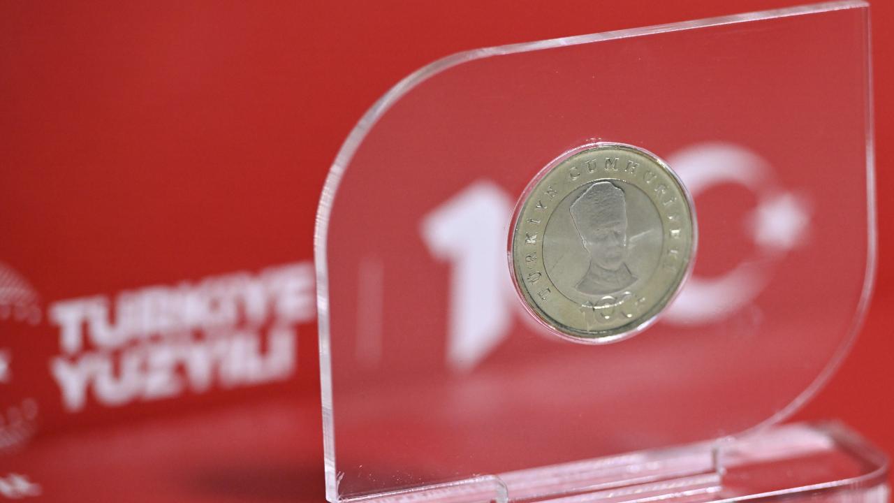 Cumhuriyet`in 100. yılına özel bastırılan hatıra "5 Türk lirası"