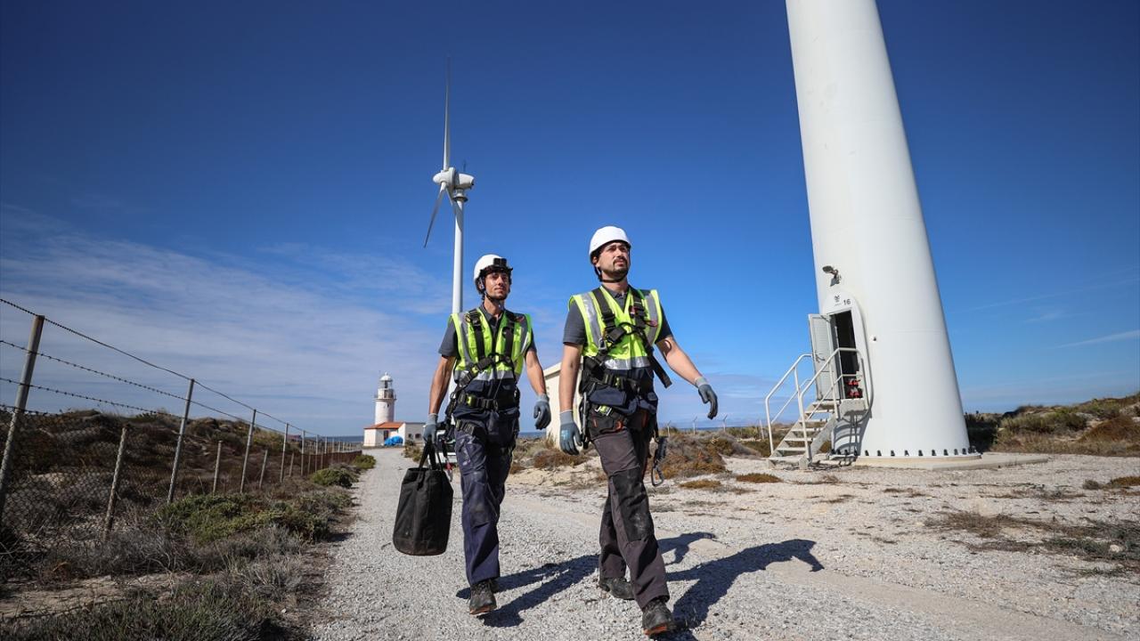 44 metre yükseklikte 2 kardeş sırt sırta çalışıyor
