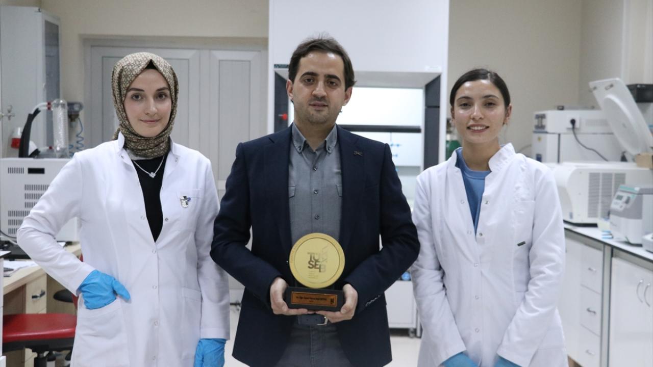 TÜSEB`den ödül aldı