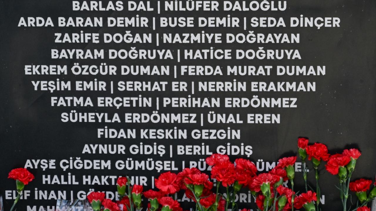 Deprem Anıtı`na karanfil bırakıldı