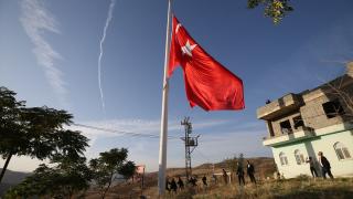 Teröre 11 şehit veren Bayraktepe köyünde 150 metrekarelik Türk bayrağı göndere çekildi