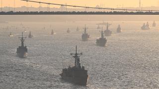 Kutlama geçişi komşuyu korkuttu: Boğaz'dan geçen 100 gemi Yunan basınında