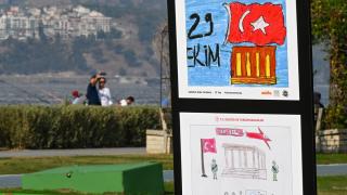 Depremzede çocukların Cumhuriyet'in 100. yılı resimleri İzmir'de sergileniyor
