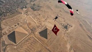 Cumhuriyet'in 100. yılında Mısır Piramitleri üzerinde Türk bayrağı dalgalandı