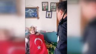112 Acil'den bayrak isteyen engelli yaşlı kadına polisten sürpriz