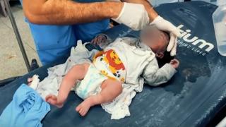 Gazze'de enkaz altında kundağa sarılı bulunan 10 günlük bebek kurtarıldı