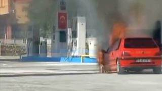 Akaryakıt istasyonunda tehlikeli anlar: Otomobil alev aldı