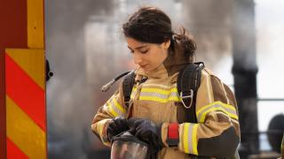 İzmir Depremi'nde enkaz altından kurtarılan depremzede itfaiyeci oldu