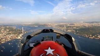 Türk Yıldızları'nın İstanbul'u selamlamasına 'kokpit içi' bakış