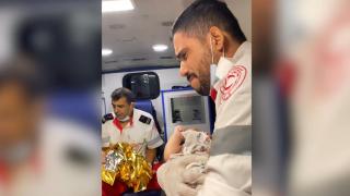 Yaralı bebeği önce güldürdü sonra gözyaşlarına boğuldu