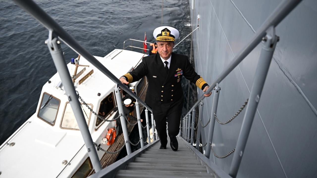 Deniz Harp Okulu öğrencileriyle geldi