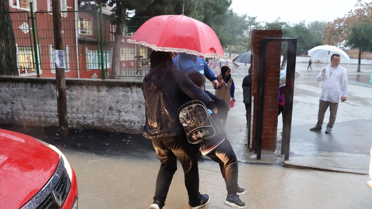 Veliler öğrencileri sırtında taşıdı