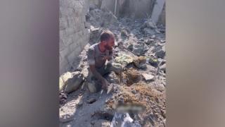 Enkaz altında ailesini aradı