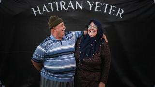 Gönüllüler, depremzedelerin enkazda kaybettiği aile albümlerini yeniden oluşturuyor