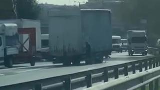 Tırdan ayrılan dorseyi eliyle durdurmaya çalıştı