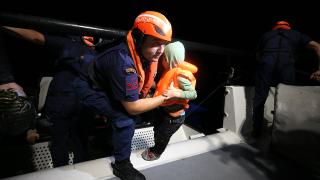 Mehmetçik, çaresiz düzensiz göçmenlerin yaşam umudu oldu