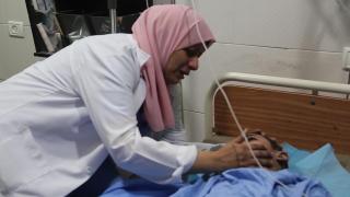 İsrail saldırılarında yaralanan oğlu çalıştığı hastaneye getirildi